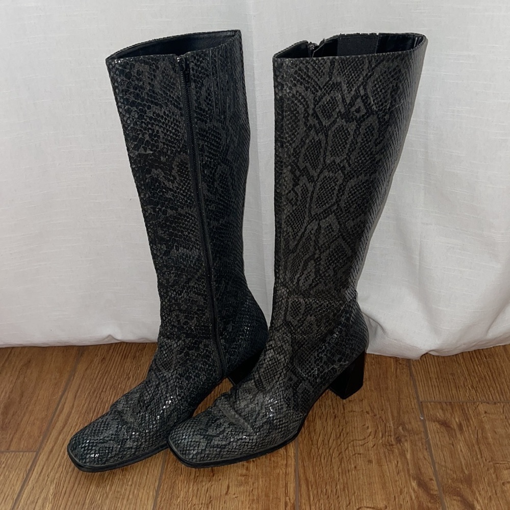 Faux snakeskin knee high boots. Black size 9 doll 468N91